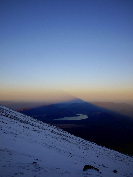 山中湖を覆う富士山の影